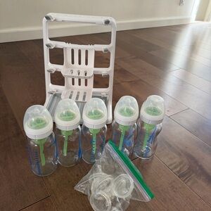 Munchkin Vertical Bottle Drying Rack and 5 Dr Browns Glass Baby Bottles